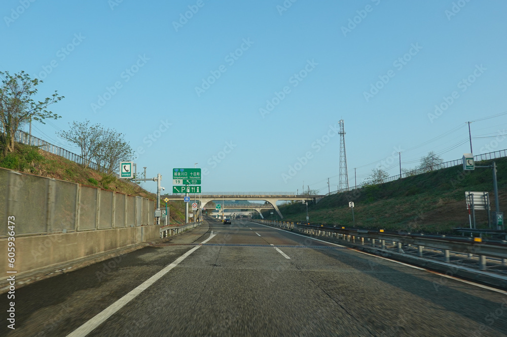 Obraz premium 関越自動車道 越後川口インターチェンジ(新潟県長岡市)