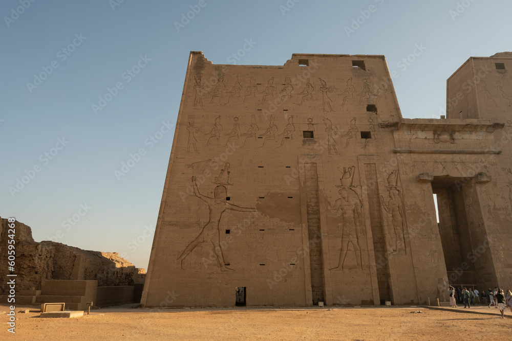 Templo de Edfu con sus jeroglíficos y columnas, Egipto. 