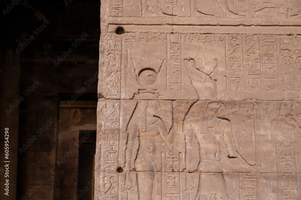 Templo de Edfu con sus jeroglíficos y columnas, Egipto. 