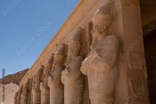 Templo de Hatshepsut, con detalles de columnas y esculturas. Luxor, Egipto. 