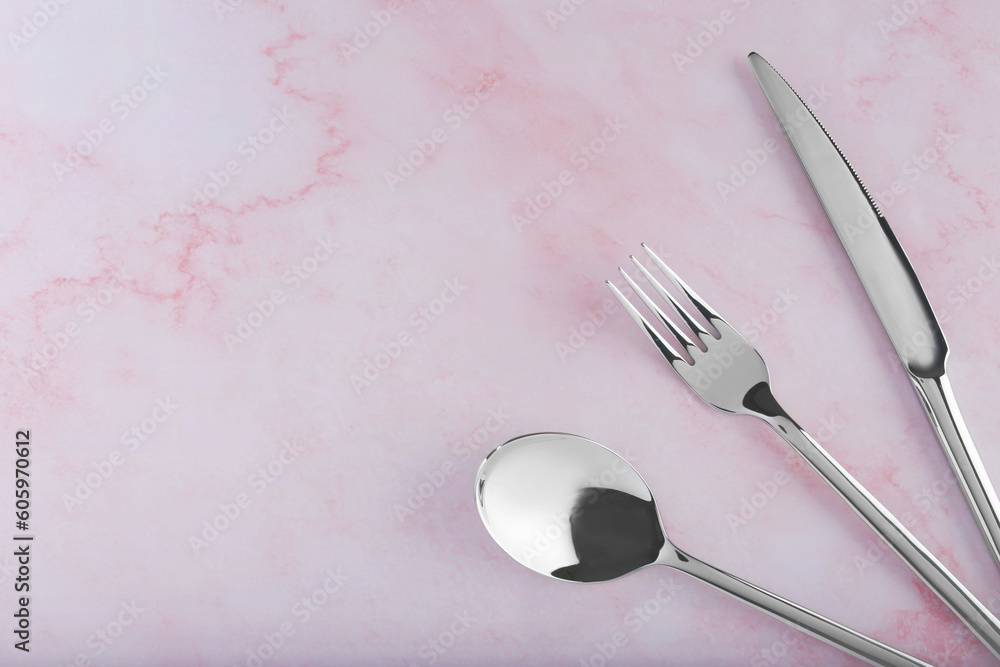 Fotografie Stylish cutlery set on pink marble table, flat lay