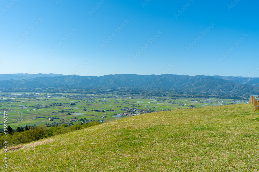 Fototapeta premium 妙見野自然の森展望公園から見る多良木町の町並み