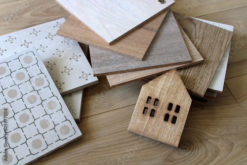 Fotografía Nuancier bois et carrelage, choix des matériaux pour aménager sa maison, décoration intérieure de la maison