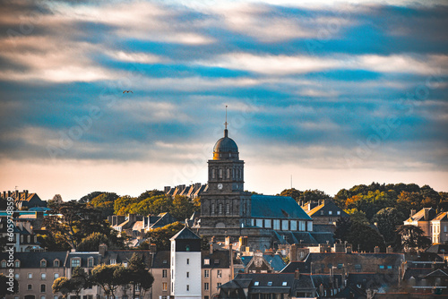 фотографія town city skyline townscape blue skies church spire houses