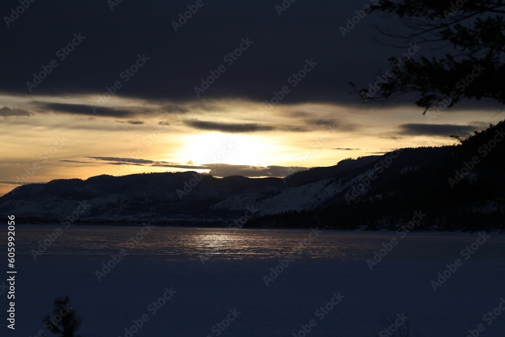 Obraz premium Evening shot over hills
