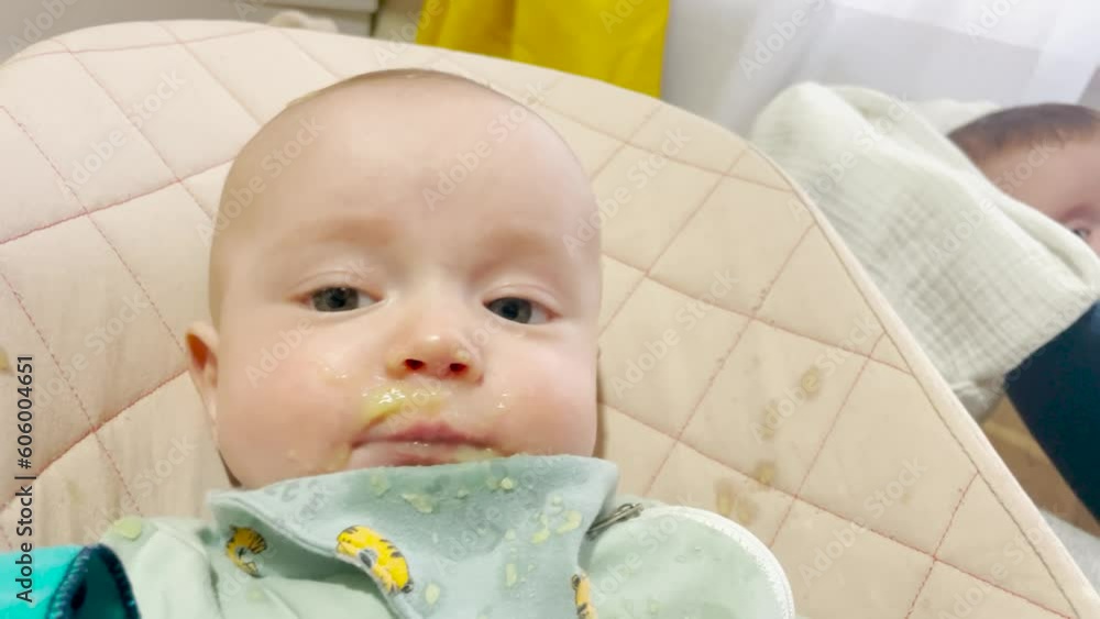 Vidéo Stock mom feeds the baby with a spoon at the table for feeding. happy family child dream