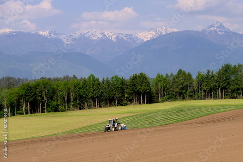 Bauer mit seinem Traktor auf einem Feld in Kärnten