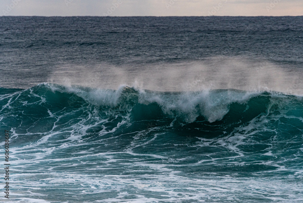 Sich überschlagene Wellen mit Gischt und Schaum im Meer