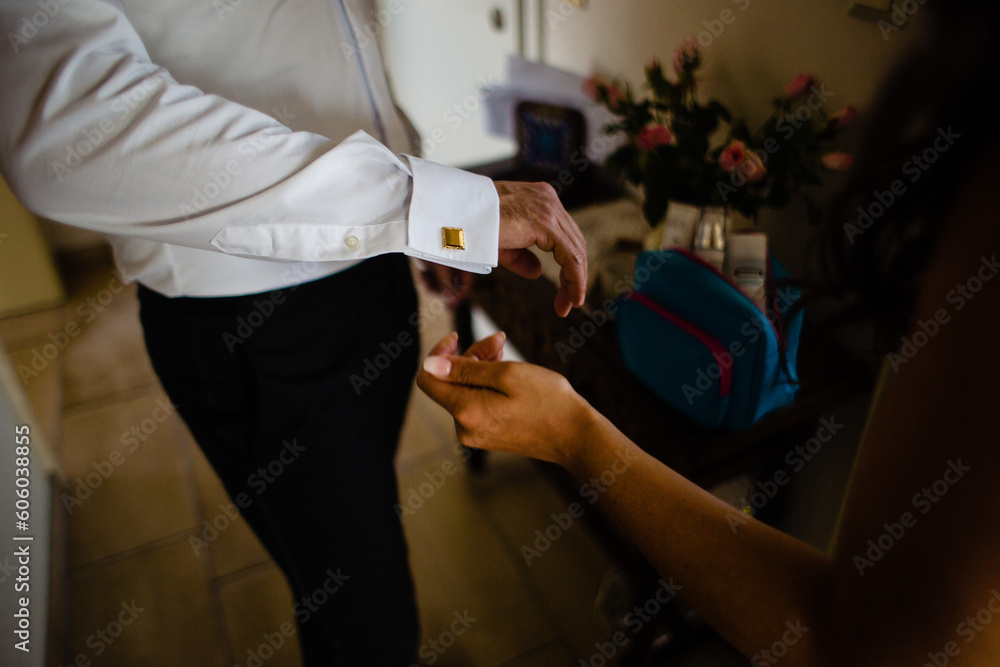 Stilvoll vorbereitet: Der Bräutigam beim Getting Ready