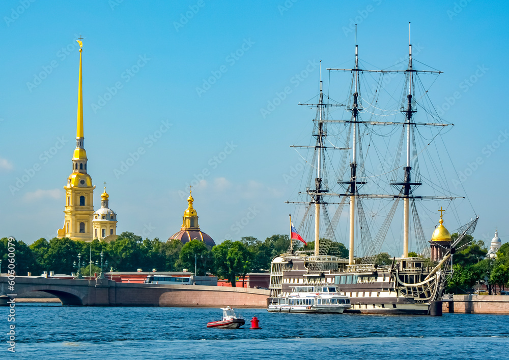Fototapeta premium St. Petersburg cityscape with Peter and Paul cathedral and Blagodat ship