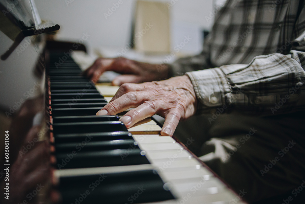 Fotografia Manos anciano tocando piano