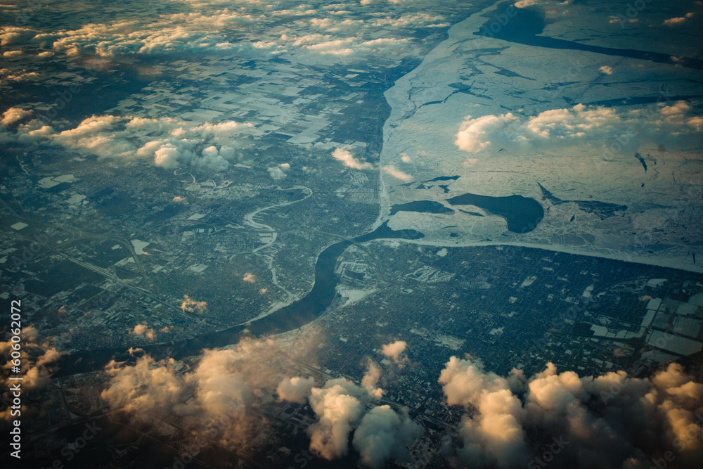 Faszinierende Luftaufnahme von Neufundland: Eine Reise durch die Wolken