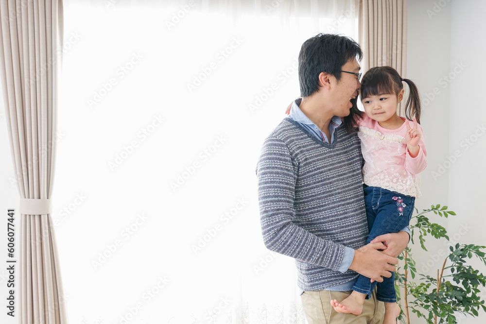 子育てをするイクメンパパ 子育てをするイクメンパパ