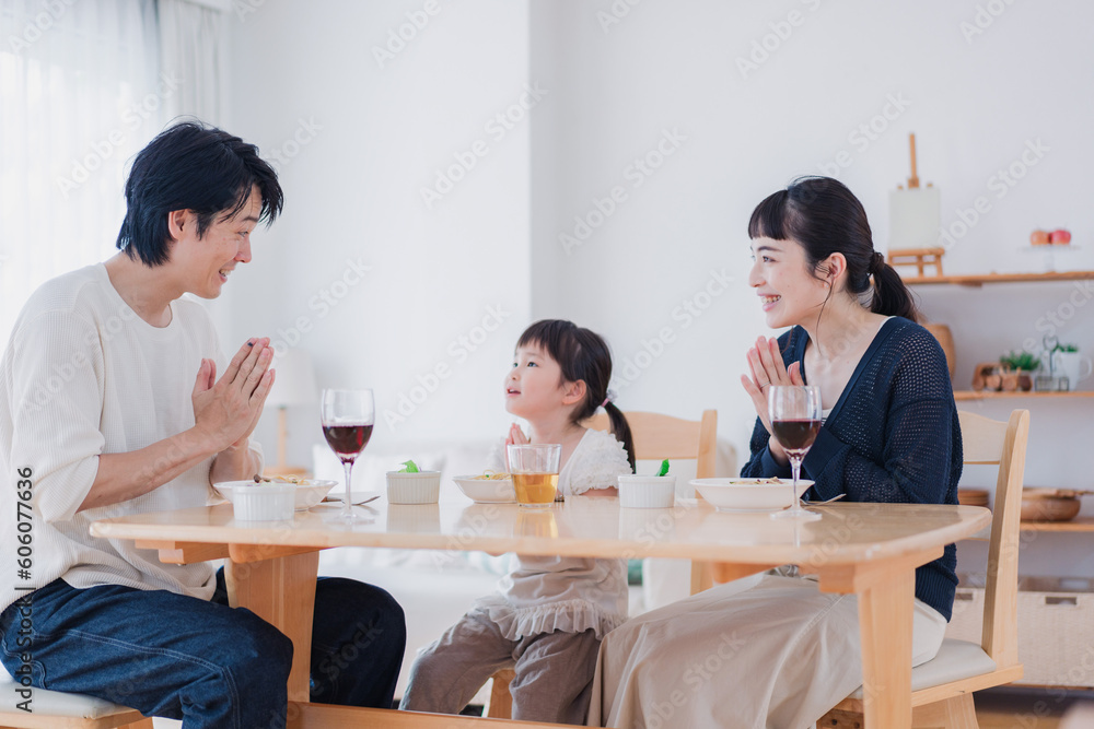 Fototapeta premium みんなで「いただきます」の挨拶をする家族
