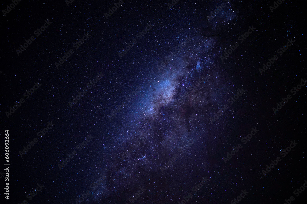 Sternenhimmel mit sichtbarer Milchstraße in Komodo Islands. Nachtaufnahme mit langer Belichtungszeit.