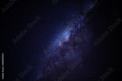 Sternenhimmel mit sichtbarer Milchstra  e in Komodo Islands. Nachtaufnahme mit langer Belichtungszeit.