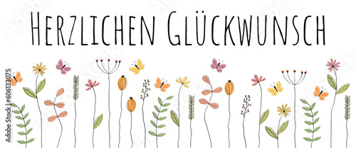 Herzlichen Glückwunsch - Schriftzug in deutscher Sprache. Grußkarte mit liebevoll gezeichneten Blumen und Schmetterlingen.