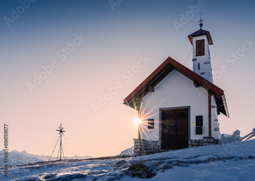 la cappella degli alpini al tramonto