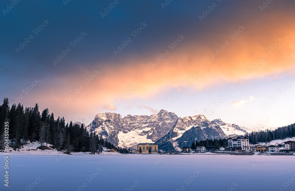 panorama sul lago di misurina ancora ghiacciato, con alle spalle il monte sorapis