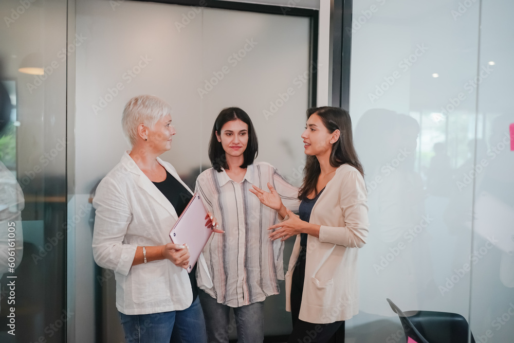 Obraz premium Candid portraits, female executives, young professionals, working at the office, female leaders, working moms, working women, business people,business fashion, casual workplace