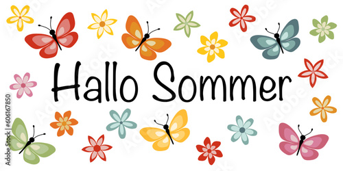 Hallo Sommer - Schriftzug in deutscher Sprache. Grußkarte mit bunten Blüten und Schmetterlingen.
