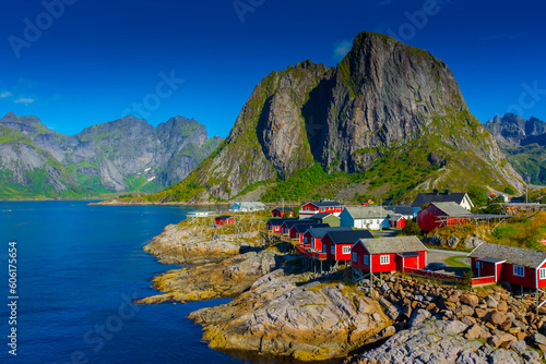Foto The little fishermen village with red houses of Hamnoy, in the Lofoten Islands,