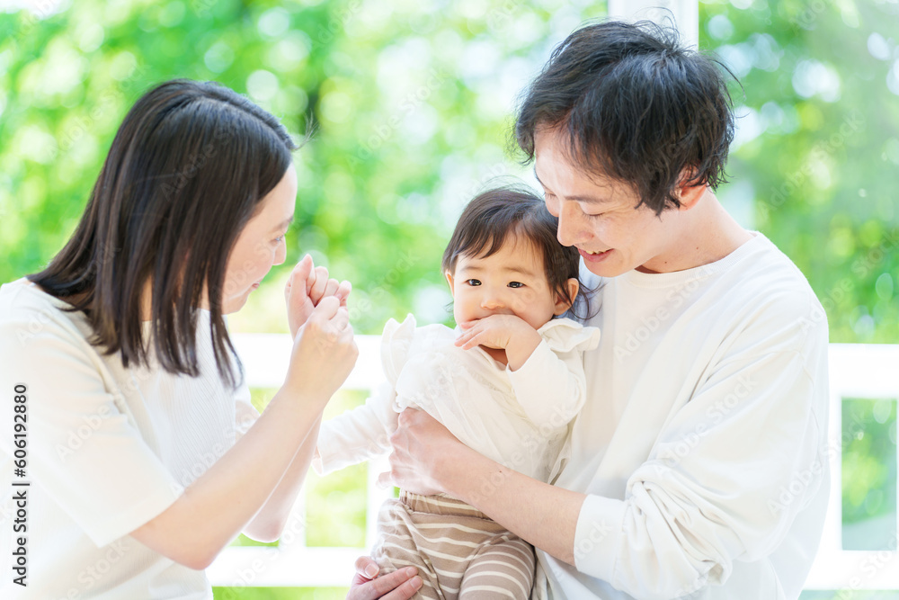 赤ちゃんと遊ぶ夫婦 赤ちゃんと遊ぶ夫婦