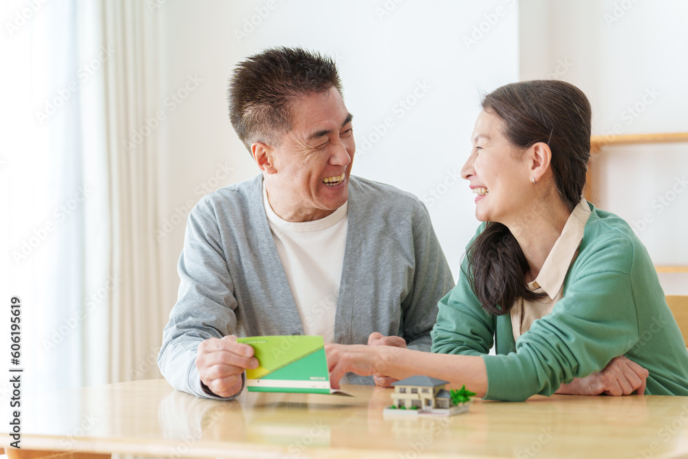 通帳を見て悩むシニア夫婦 通帳を見て悩むシニア夫婦