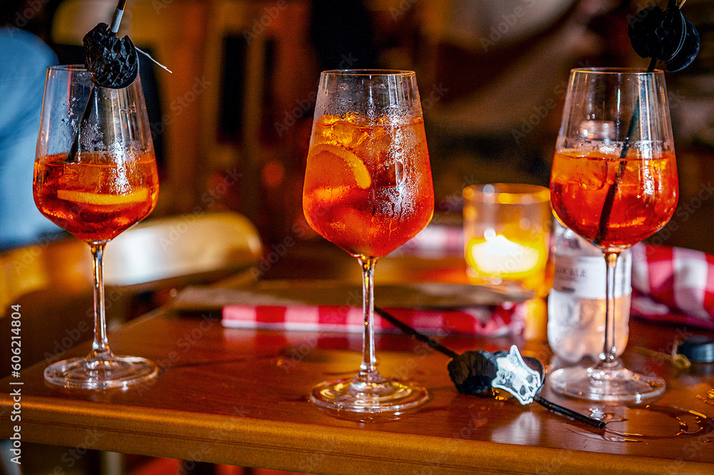 Naklejka premium Apperol spritz drink at restaurante table