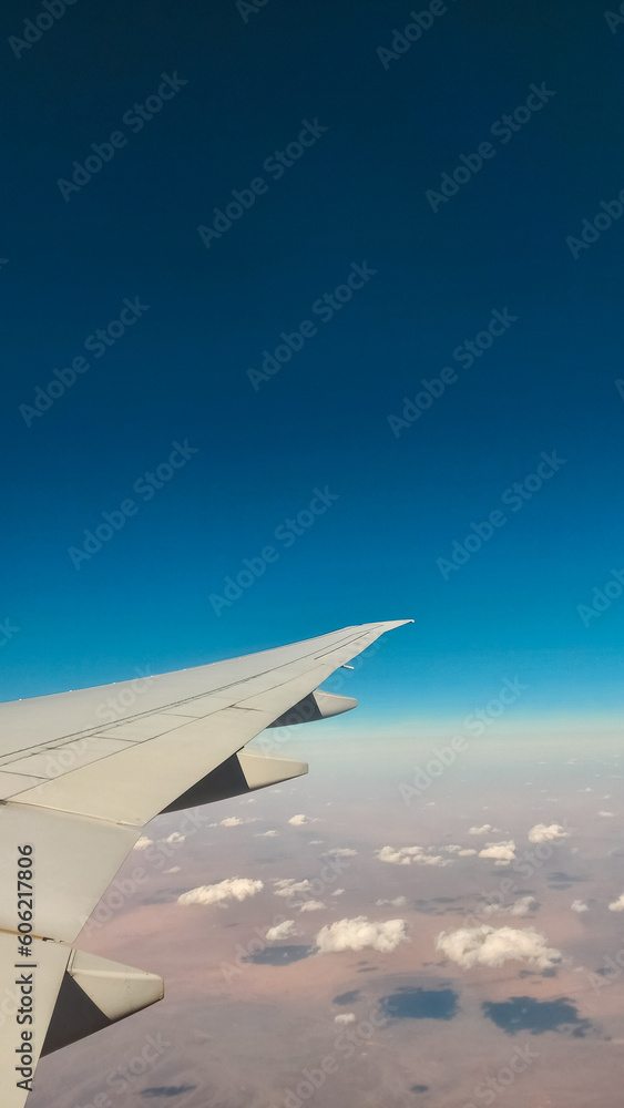 Obraz premium horizon seen from the window of the plane with the wings of the plane