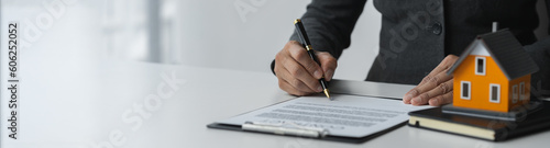 Fotografía copy space, banner, panorama Inspection Read the details and sign the house purchase contract