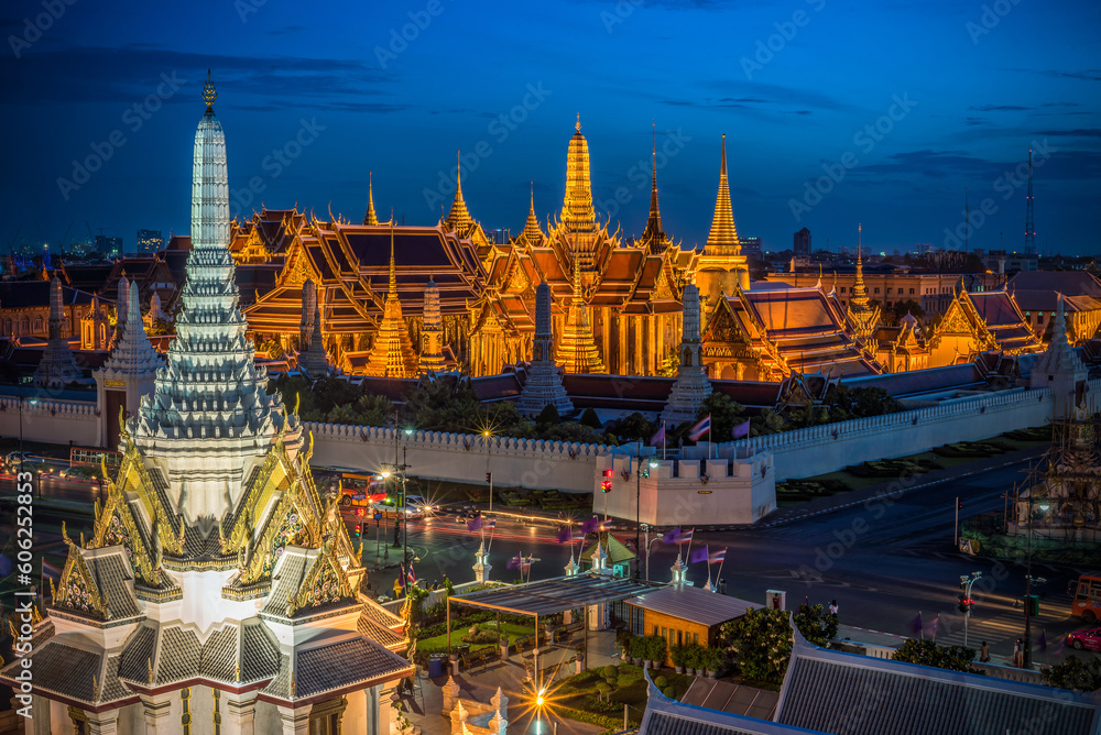 Naklejka premium grand palace and wat phra keaw at night bangkok thailand