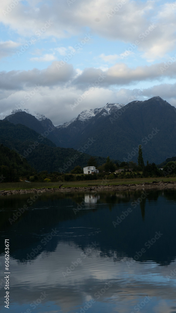puente rio puelo en el sur de chile, acampando con amigos en la montaña y emociones