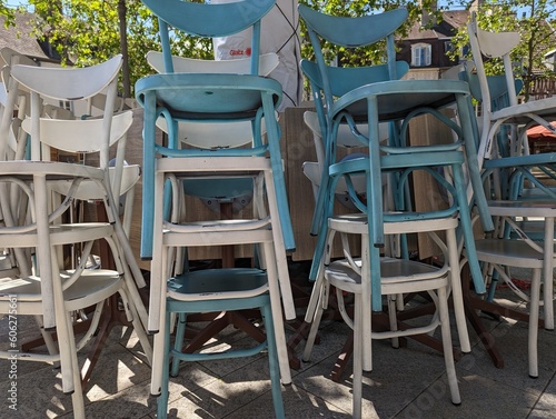 Des chaises bleues et blanches empilées. Des chaises de bar empilées. Piles chaises. Fin de la fête. Fermeture de bar. Des chaises de couleur pastel.