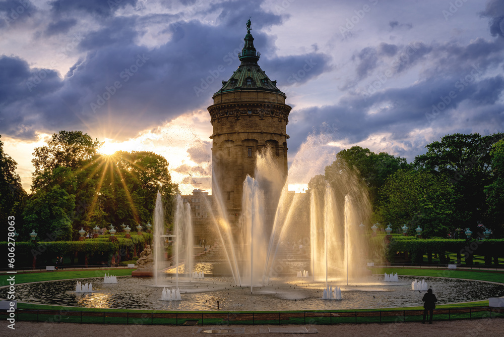 Wasserturm Mannheim mit Brunnen Fontänen Wasserspiele