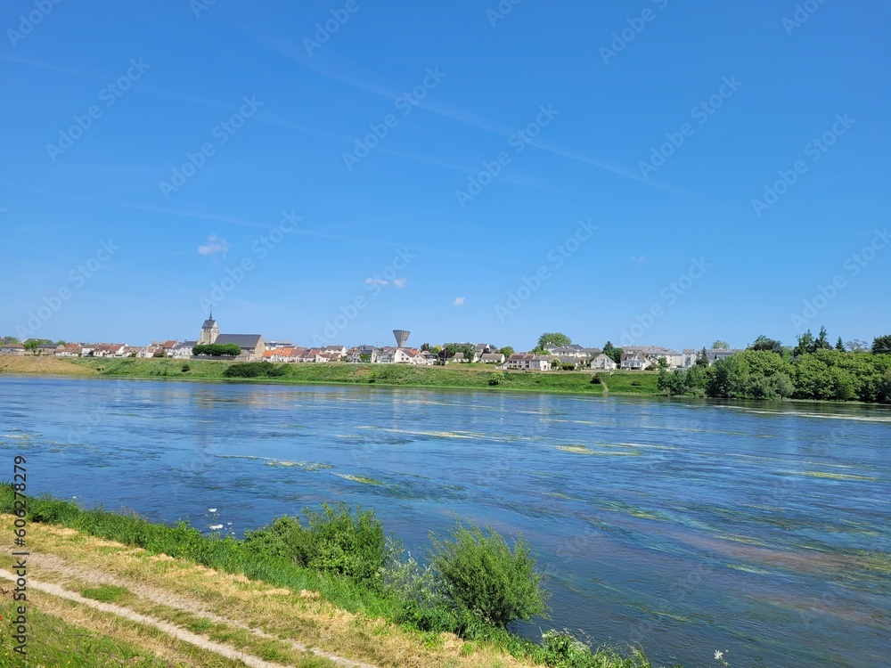 Vue sur la Loire, sous un ciel bleu et magnifique.