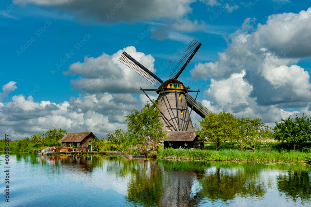 Fototapeta premium Windmills at the Unesco heritage site in Kinderdijk in Holland