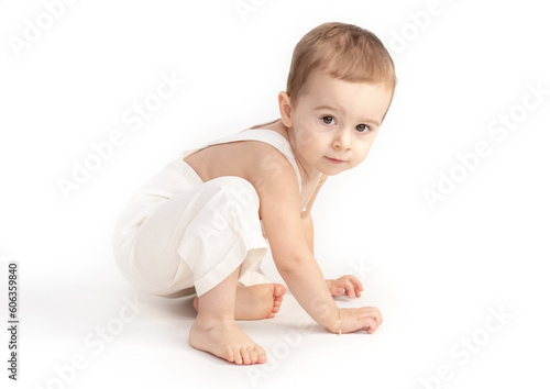 Dziecko w białych spodenkach