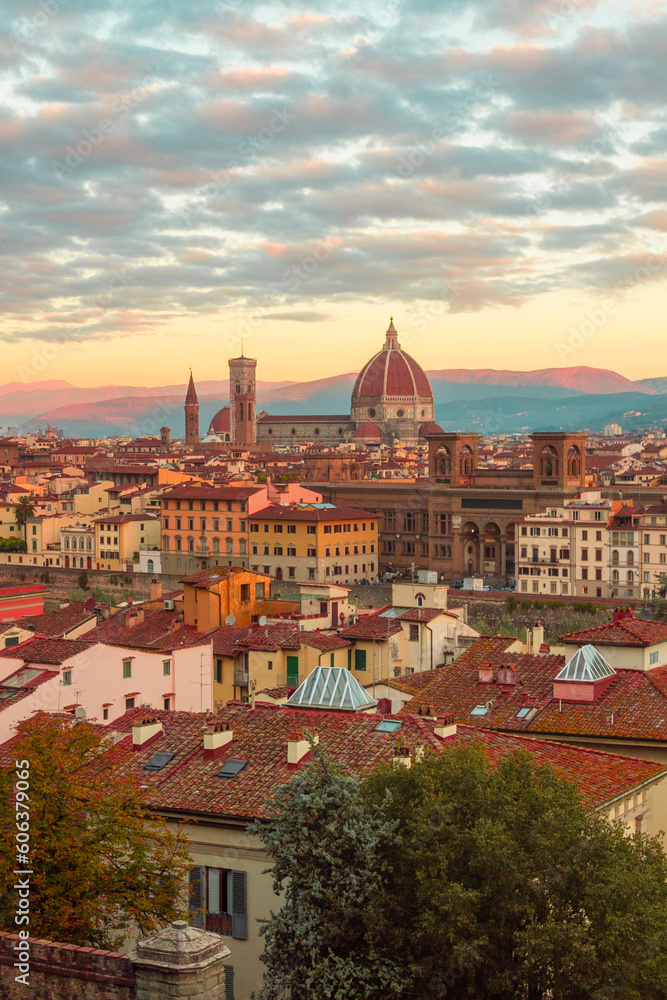 Obraz premium Panoramic view of Florence from Piazzale Michelangelo at sunrise. Cathedral of Santa Maria del Fiore and the streets of an ancient Italian city.