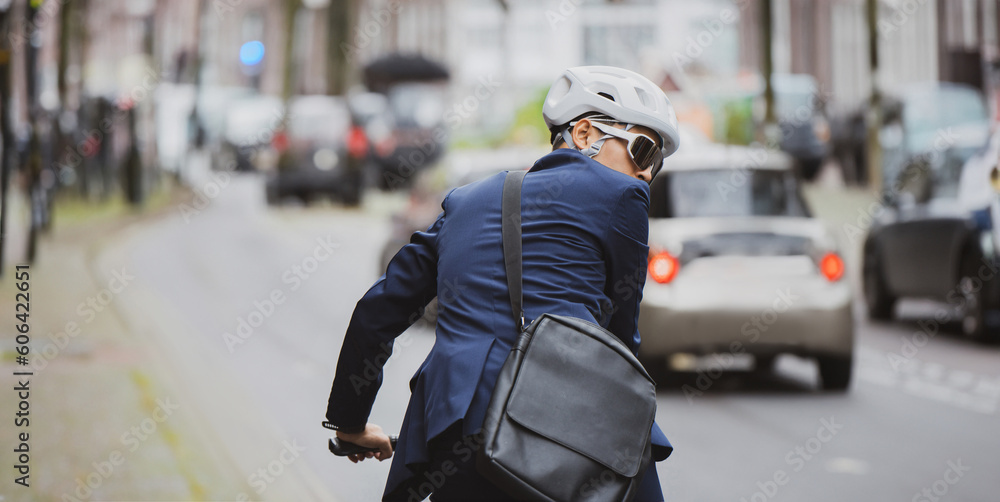 Ταπετσαρία Salary workers are cycling in the city to work at rush hour.