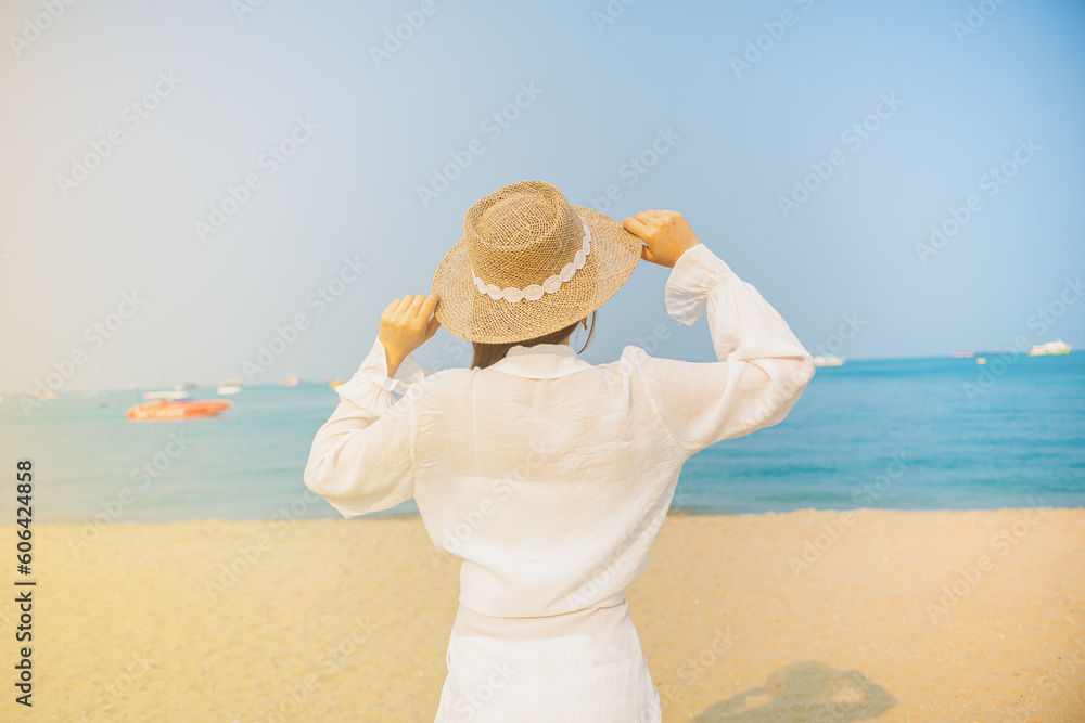 Φωτογραφία Young Asian sea girl tourist in morning sunrise light