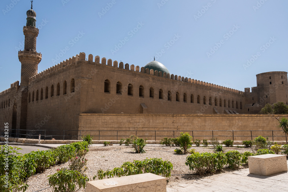 Antigua Torre con muralla de la Ciudadela en el centro de la ciudad de El Cairo, Egipto. 