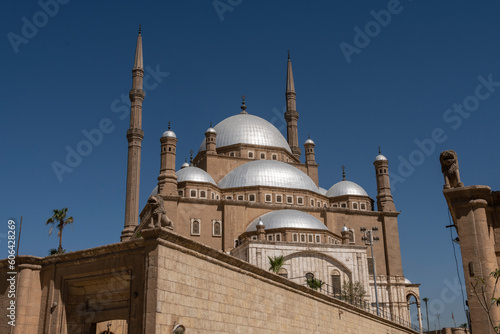 Fachada de la Mezquita de Cristal en la antigua ciudadela de El Cairo, Egipto