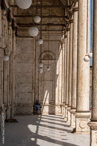 Interior del patio de la Mezquita de cristal en la antigua ciudad del El Cairo  Egipto