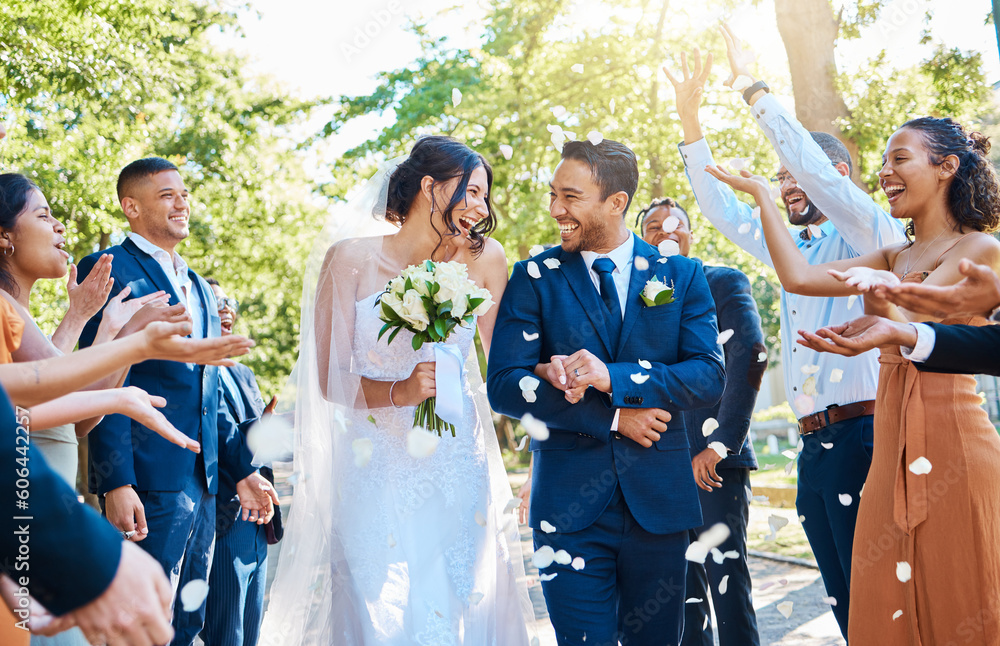 Ταπετσαρία Happy, wedding ceremony and couple walking with petals and guests throw in celebration of romance