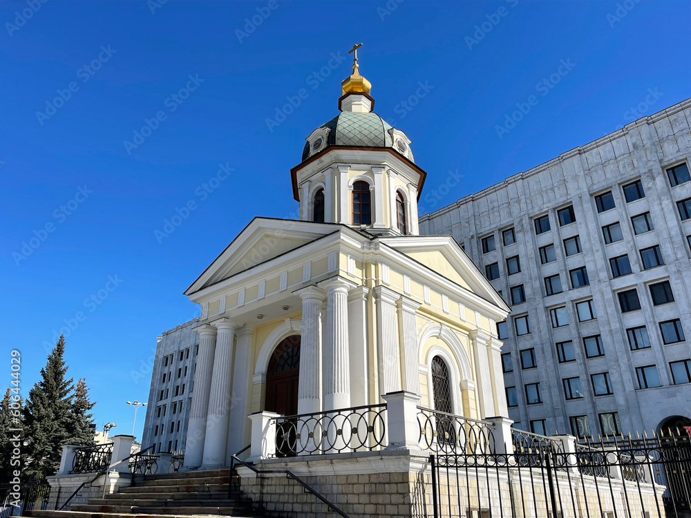 Fototapeta premium Temple-chapel of Holy Martyrs Princes Boris and Gleb against the background of the building of the Ministry of Defense of the Russian Federation. Moscow
