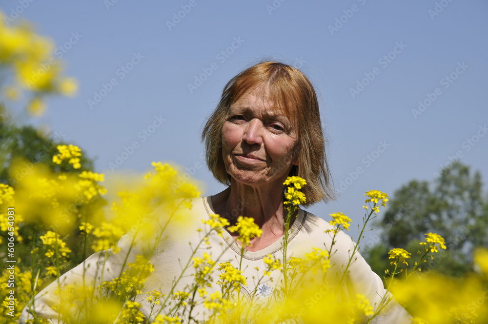 seniorin in frühsommerlandschaft seniorin in frühsommerlandschaft