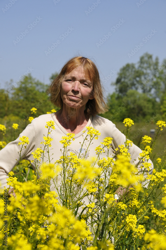 seniorin in frühsommerlandschaft seniorin in frühsommerlandschaft