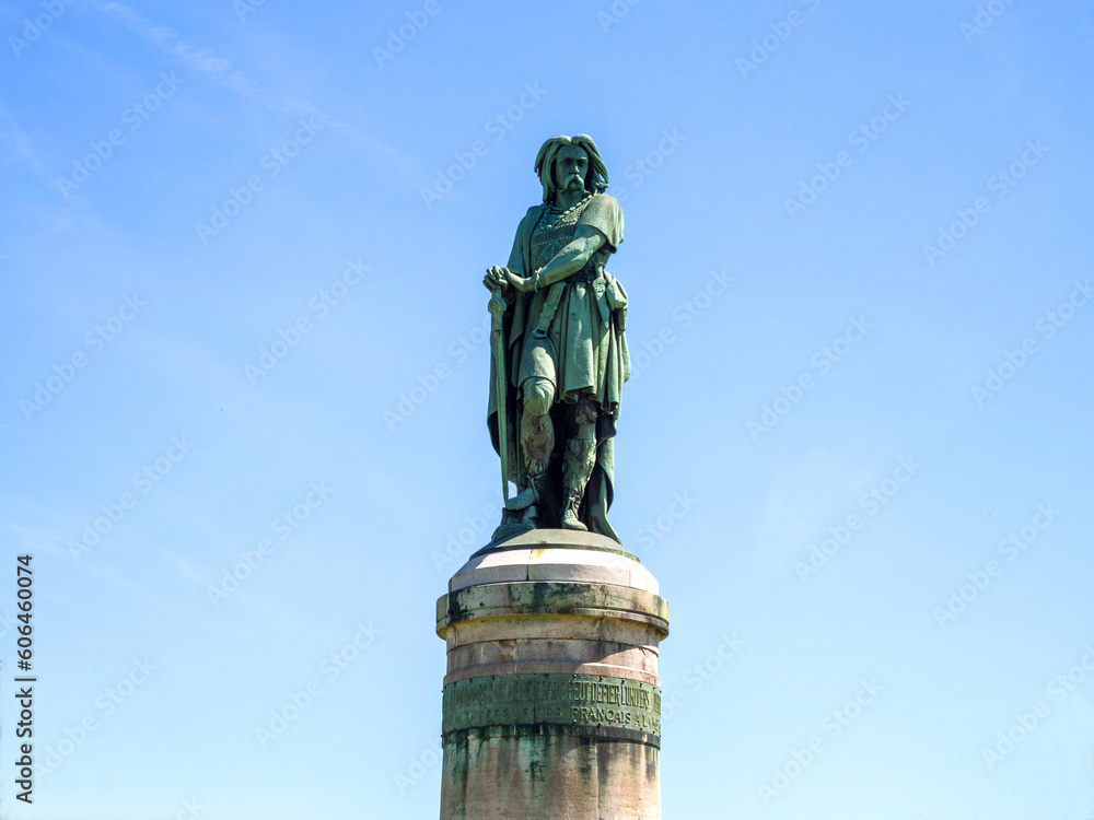  Alise-Sainte-Reine. Le Monument dédié à Vercingétorix est une statue  qui domine le village d'Alise-Sainte-Reine siège de la bataille d'Alésia en haut du mont Auxois. Cote d'Or. Bourgogne. France