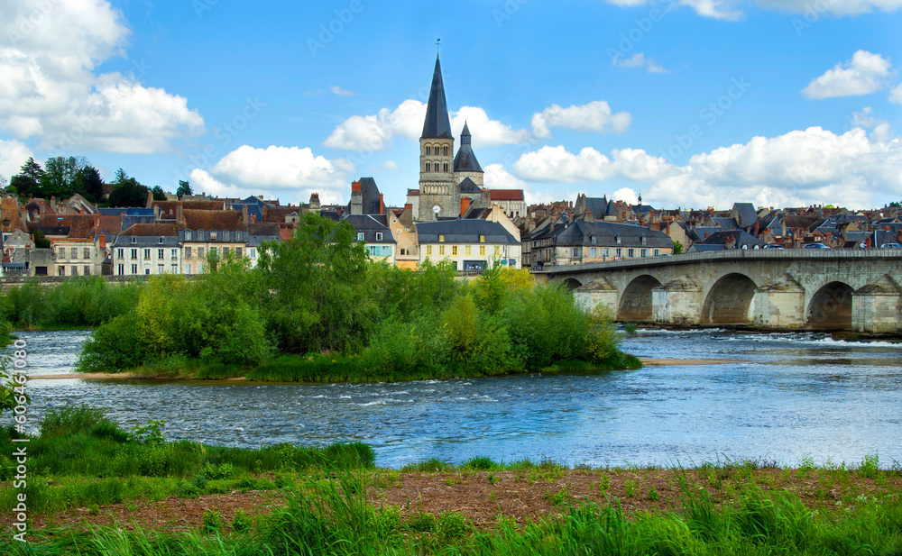  La Charité-sur-Loire. Vue sur le vieux pont sur la Loire, le clocher Sainte-Croix et l'église Notre-Dame . département de la Nièvre. Bourgogne Franche comté. France